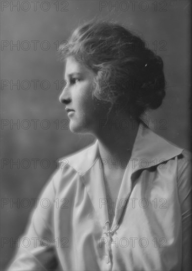 Jennings, Jeannette, Miss, portrait photograph, 1915. Creator: Arnold Genthe.