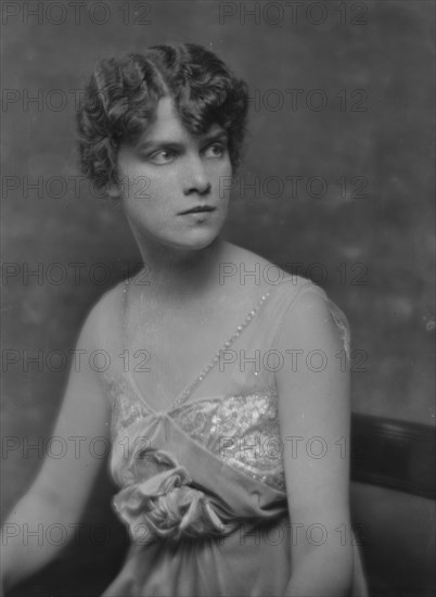 Kennedy, Shaw, Miss, portrait photograph, 1916 or 1917. Creator: Arnold Genthe.