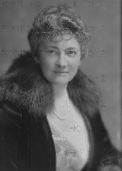 Lancashire, J.H., Mrs., portrait photograph, 1914 Nov. 15. Creator: Arnold Genthe.