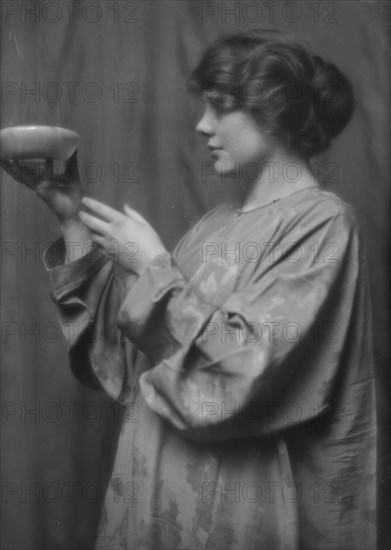 Ottie, Miss, portrait photograph, 1913. Creator: Arnold Genthe.