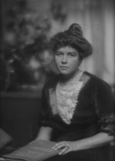 Parker, Dorothy, portrait photograph, 1912 Nov. 30. Creator: Arnold Genthe.