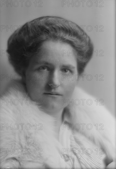 Pauli-Von Schmidt, Elizabeth, Miss, portrait photograph, 1914 Nov. 11. Creator: Arnold Genthe.