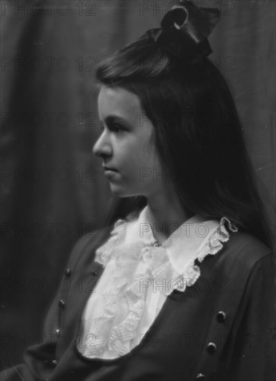 Bull, Fred, Mr., daughter of, portrait photograph, 1913. Creator: Arnold Genthe.