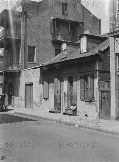 Creole mansion and one-story cottage, New Orleans, between 1920 and 1926. Creator: Arnold Genthe.