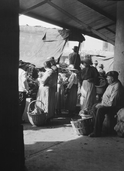 Market scene, New Orleans, between 1920 and 1926. Creator: Arnold Genthe.