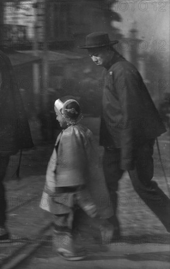 Paying New Year's calls, Chinatown, San Francisco, between 1896 and 1906. Creator: Arnold Genthe.