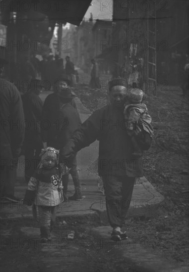 A corner on the hillside, Chinatown, San Francisco, between 1896 and 1906. Creator: Arnold Genthe.