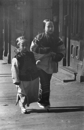 Washington Street, Chinatown, San Francisco, between 1896 and 1906. Creator: Arnold Genthe.