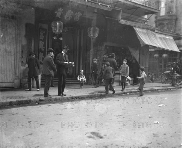 An unsuspecting victim, Chinatown, San Francisco, between 1896 and 1906. Creator: Arnold Genthe.