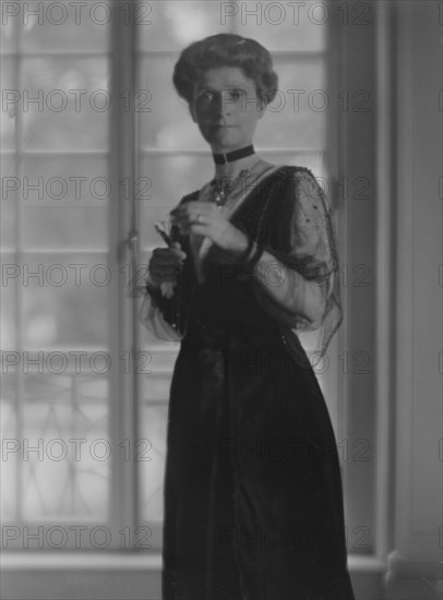 Hughes, Charles, Mrs., portrait photograph, 1916. Creator: Arnold Genthe.