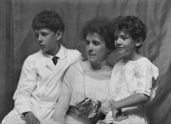 Kennerley, Mitchell, Mrs., and boys, portrait photograph, 1912 or 1913. Creator: Arnold Genthe.