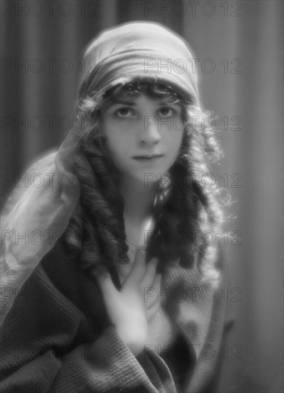 Isadora Duncan dancer, portrait photograph, between 1915 and 1923. Creator: Arnold Genthe.