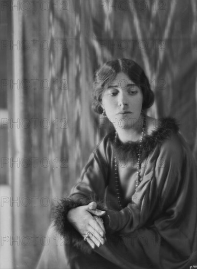 Coomarasumay, Ananda, Mrs. (Ratan Devi), portrait photograph, 1918 Jan. 14. Creator: Arnold Genthe.