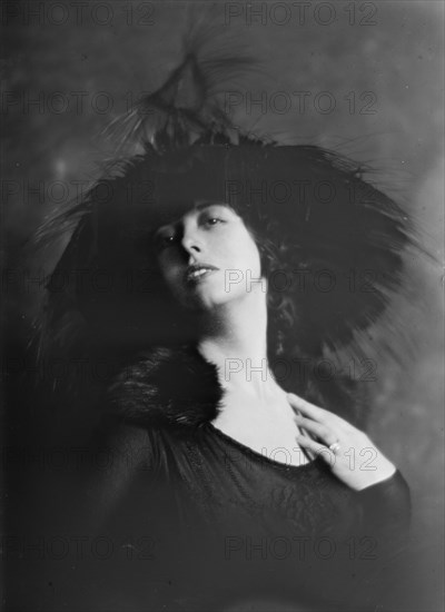 Mrs. Tartone, (formerly Miss Windsor), portrait photograph, 1919 Oct. 7. Creator: Arnold Genthe.