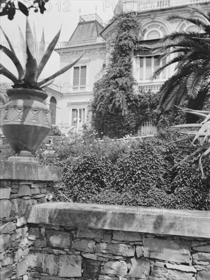 Unidentified building, possibly in Charleston, South Carolina, or New Orleans, between 1920 and 1926 Creator: Arnold Genthe.