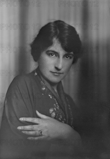 Miss Whitmore, portrait photograph, 1918 May 28. Creator: Arnold Genthe.