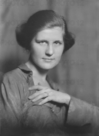 Miss Aurelia Word, portrait photograph, 1918 Apr. or May. Creator: Arnold Genthe.