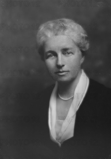 Pyle, Graham, Mrs., portrait photograph, 1917. Creator: Arnold Genthe.