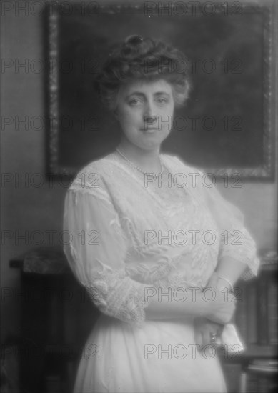 Schwan, L.M., Mrs., portrait photograph, 1913 Apr. 7. Creator: Arnold Genthe.