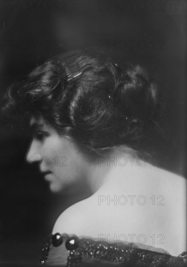 Shelton, Mrs., portrait photograph, 1913 July 17. Creator: Arnold Genthe.