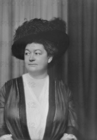 Urchs, Ernst, Mrs., portrait photograph, 1913. Creator: Arnold Genthe.