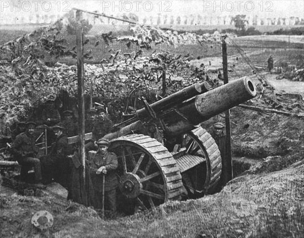 'La Bataille de la Somme; Obusier sous l'abri qui le rend invisible aux avions', 1916. Creator: Unknown.