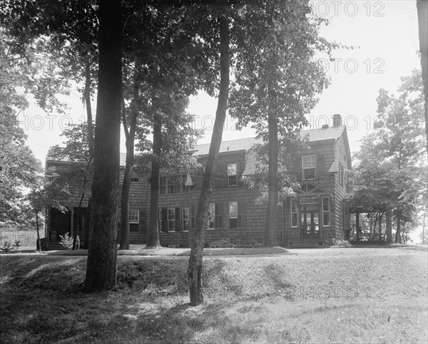 Exterior view of house, end view, Mrs. Robert Hoe, Jr., Port Washington, N.Y., between 1900 and 1910 Creator: Unknown.