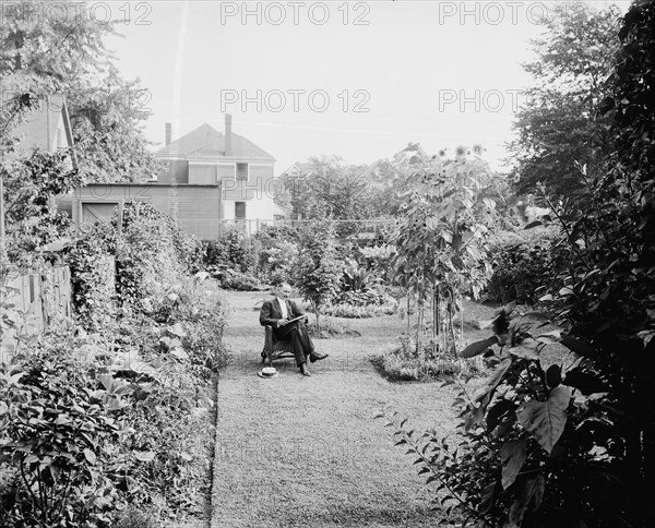 Garden at 124 E. Euclid Avenue, Detroit, Mich., between 1905 and 1915. Creator: Unknown.