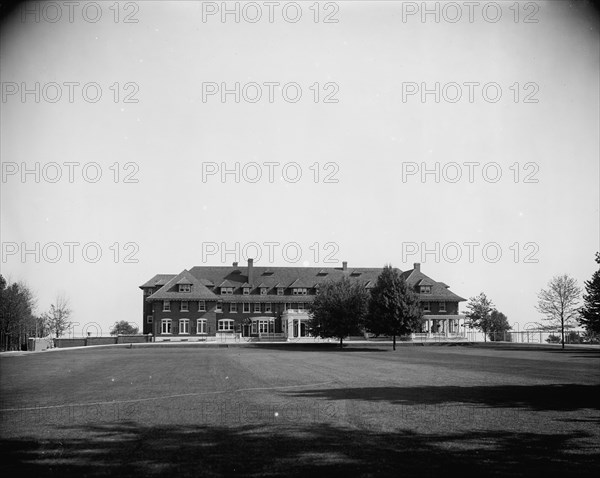 Country club, Grosse Pointe, Detroit, Mich., c1908. Creator: Unknown.