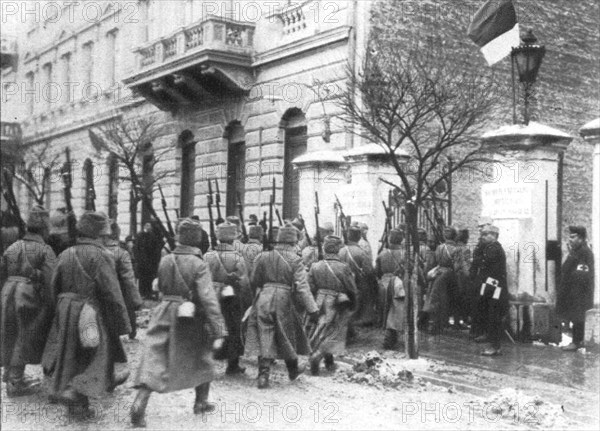 'Sur le front oriental; A Przemysl (en russe, Peremouichl): un detachement russe arrive', 1915. Creator: Unknown.