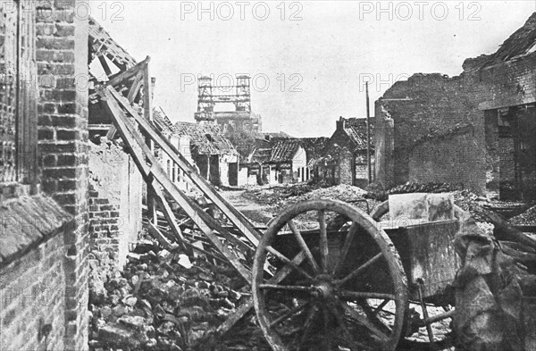 'Offensive en Artois; Une rue de Loos, le 25 septembre', 1915 (1924). Creator: Unknown.