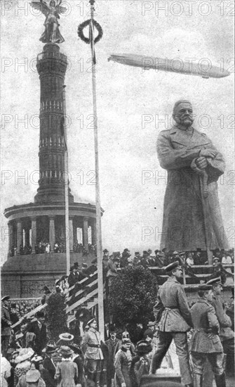 'Pour Tous Les Ages; L'inauguration du colossal Hindenburg de bois, dresse a Berlin... Creator: Unknown.