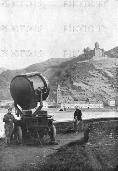 'La Paix Victorieuse; La Garde au Rhin: Pour la garde nocturne: projecteyr francais sur... Creator: Unknown.