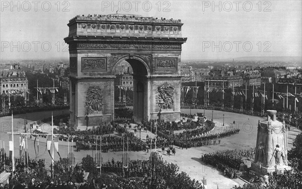 'Le jour de gloire; le defile triomphal; le vainqueur de la marne en 1914 et le commandant...,1919. Creator: Unknown.