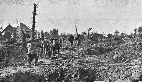 'La Bataille de la Somme; Dans le village de Dompierre, pris le 1er juillet: transport de..., 1916. Creator: Unknown.