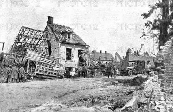 'Dans Montdidier libere; dejeuner de campagne, a l'entre de Montdidier, de M. Clemenceau..., 1918. Creator: Unknown.