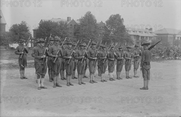 Gun Squad, Fort Slocum, 1917. Creator: Bain News Service.