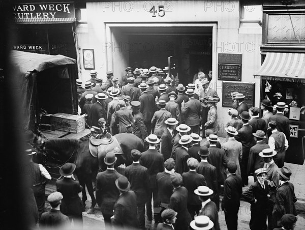 Crowd waiting for Gibson, 1912. Creator: Bain News Service.