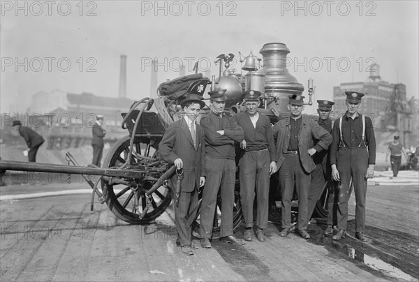 N.Y.'s old type horse drawn fire engine, between c1910 and c1915. Creator: Bain News Service.