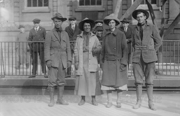 Los Angeles Hikers, N.Y., 12/30/13, W.A. Clarkson, Mrs. Mabel Ackerman, Carrie Van Gaasbeck and A.A. Creator: Bain News Service.