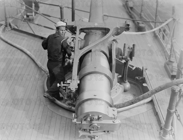 6' gun on NEW YORK, between c1910 and c1915. Creator: Bain News Service.