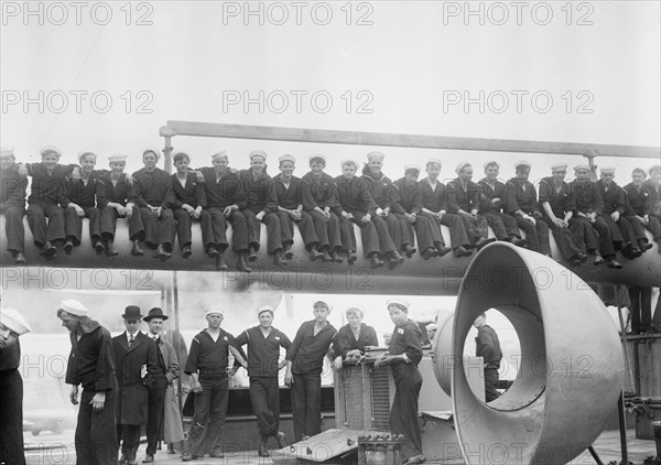 Jackies on 14" gun -- NEW YORK, between c1910 and c1915. Creator: Bain News Service.