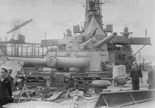 NEW YORK -- 14' guns forward, between c1910 and c1915. Creator: Bain News Service.