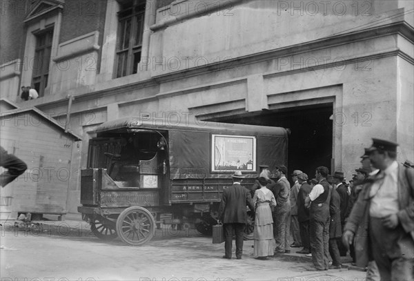 Loading gold truck, 9/8/15, 1915. Creator: Bain News Service.