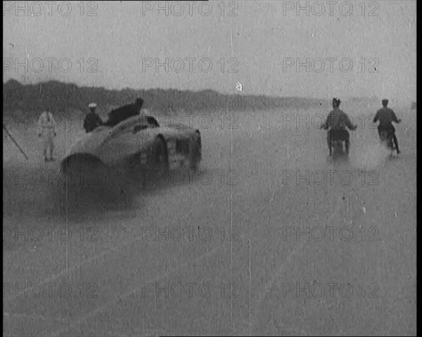 Malcolm Campbell with Blue Bird/Bluebird in South Africa, 1929. Creator: British Pathe Ltd.