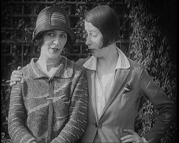 British Artists Norah Blaney and Gwen Farrah Posing for the Camera Smiling at Each Other, 1920. Creator: British Pathe Ltd.