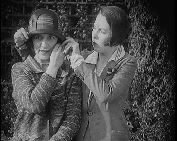 British Artists Norah Blaney and Gwen Farrah Posing for the Camera Smiling at Each Other, 1920. Creator: British Pathe Ltd.