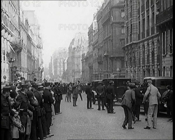 Press Waiting for Charles Lindbergh and Anne Morrow Lindbergh, 1927. Creator: British Pathe Ltd.