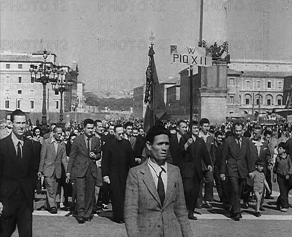 Italian Crowds Marching to St. Peter's Square, 1944. Creator: British Pathe Ltd.