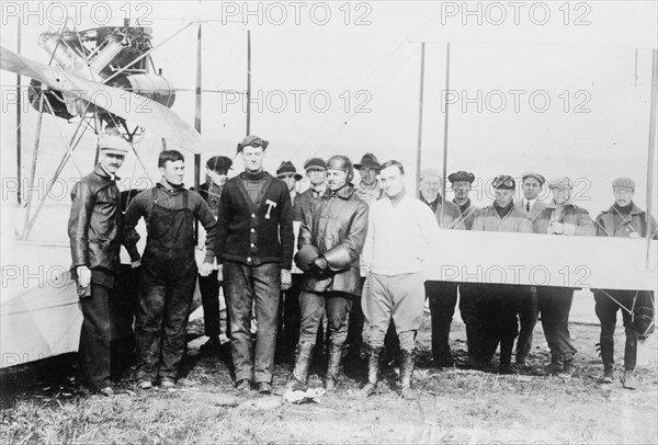 Glenn Curtiss; Lieuts; Park; Goodier; McLeary; Brereton, 1912. Creator: Bain News Service.